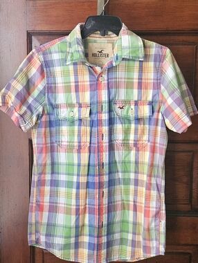 S, short-sleeve button-down plaid shirt from Hollister Co